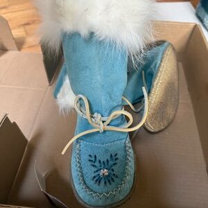 Hiawatha Moccasin Boots size 5 Women's